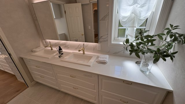 南軽井沢 白レンガが美しい新築戸建ての独立洗面台|広々した洗面脱衣スペース。