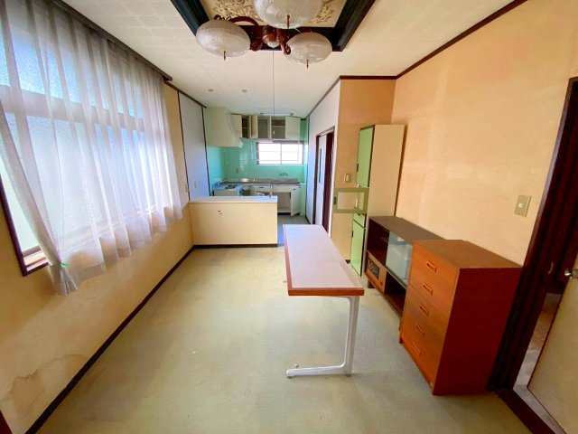 彦名町中古戸建のダイニング|増築側のダイニングになります。建付のカウンターもございます♪