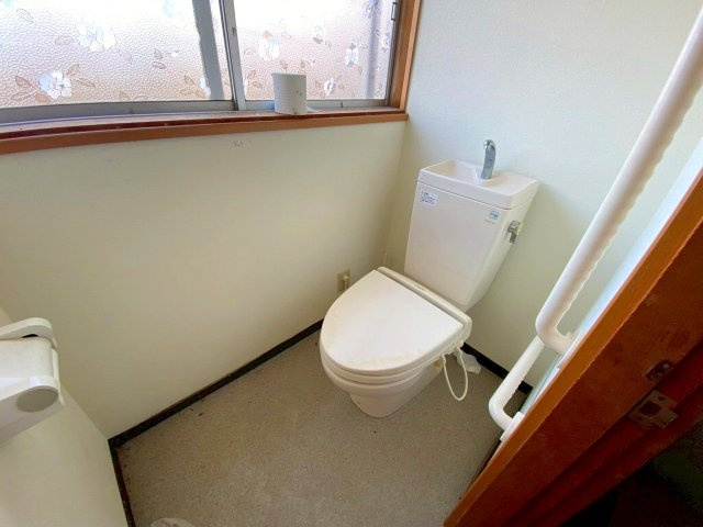 彦名町中古戸建のトイレ|トイレは2ヶ所あり、水洗トイレと1ヶ所は汲み取りトイレとなります。使用する場合、水洗トイレに改修工事が必要になります。
