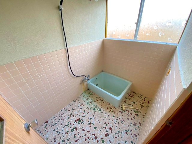 彦名町中古戸建の浴室|タイル張りのお風呂になります。増築側にもお風呂があり、2世帯としても利用可能になります。