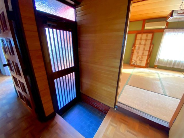 彦名町中古戸建の玄関|増築側の玄関②になります。
