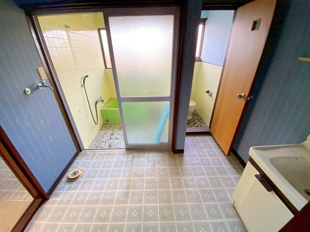 彦名町中古戸建の独立洗面台|脱衣場・お風呂・トイレになります。脱衣場もしっかり広さが確保されており、棚など設置も可能になります。