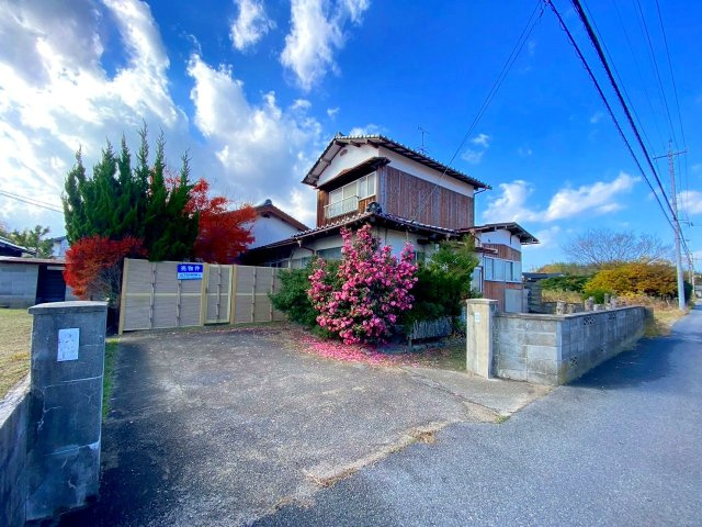 彦名町中古戸建の駐車場|土間施工されている駐車場になります。