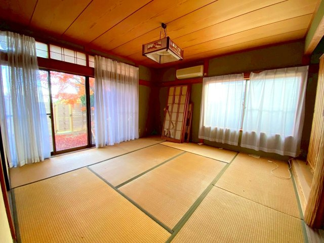 彦名町中古戸建の和室|増築側の1階8帖和室となっております〇