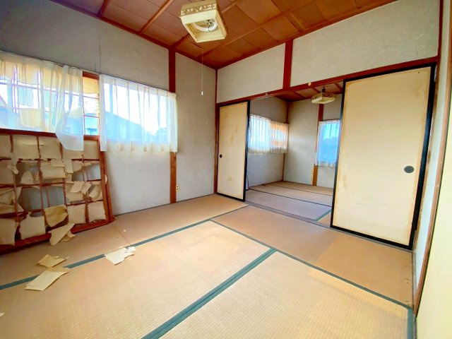 彦名町中古戸建の和室|2階和室二間になります。3方向に窓もあり明るいお部屋になります。