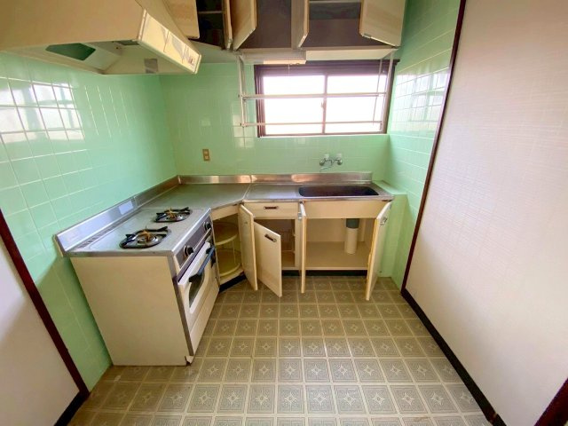 彦名町中古戸建のキッチン|増築側のL型キッチンになります。
ガスコンロ2口になります。
