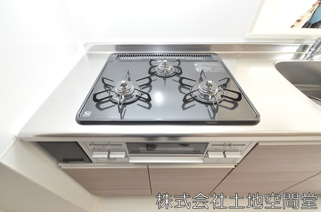 コンダクトレジデンスSANGAMORIのキッチン|コンロ