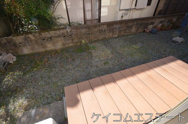 ハイツベルヴューのバルコニー|テラスにウッドデッキがあります。