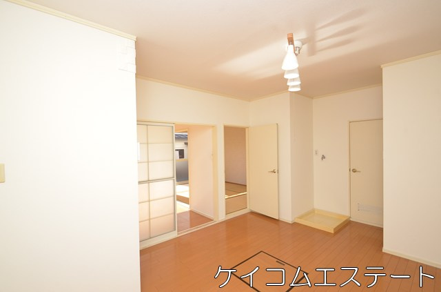 ハイツベルヴューの居間・リビング|※照明はサービス品です。