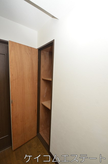 エクレール若葉台の収納|廊下に収納棚備え付きがあります。日用品のストックや掃除道具を入れるのに便利です。