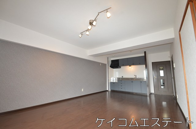 エクレール若葉台の居間・リビング|※照明器具はサービス品です。
