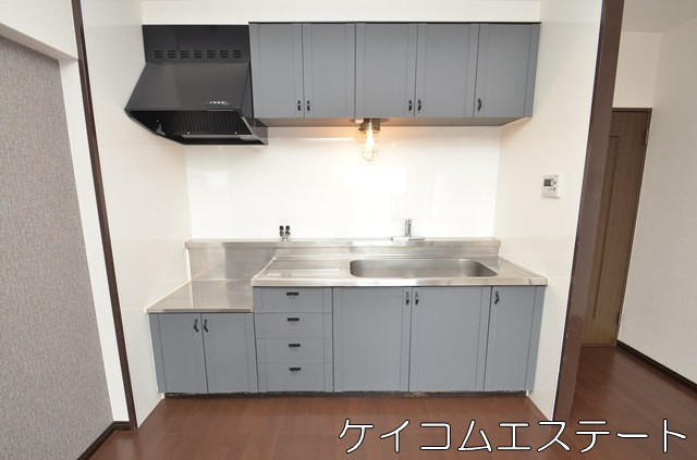 エクレール若葉台のキッチン|お料理する手元のライトは角度が変えられます。