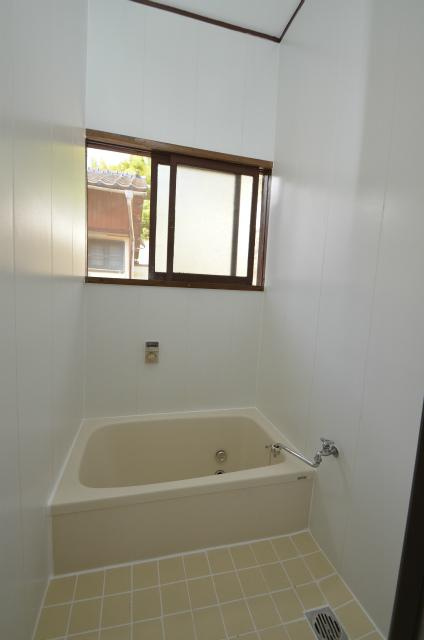 永犬丸4丁目テラスハウスの浴室|浴室に窓あります。