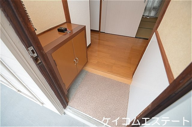 井上アパートの玄関