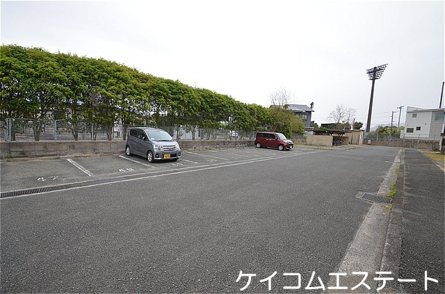 ヴィラナリー中間Ⅱ　5号棟の駐車場