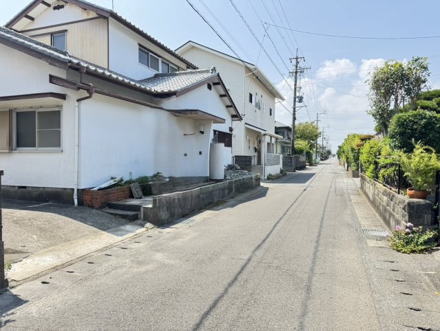 焼津市　すみれ台１丁目　中古住宅　３LDKの前面道路含む現地写真