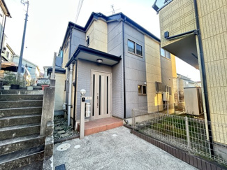 【外観】 | 清潔感溢れる玄関がお出迎えする本邸宅の物語は、ここからは始まる日常を期待させます。おでかけの時も帰った時も、「我が家」を最初に感じてもらえる素敵な空間に。生活する側に立って設計した工夫を感じます！！！