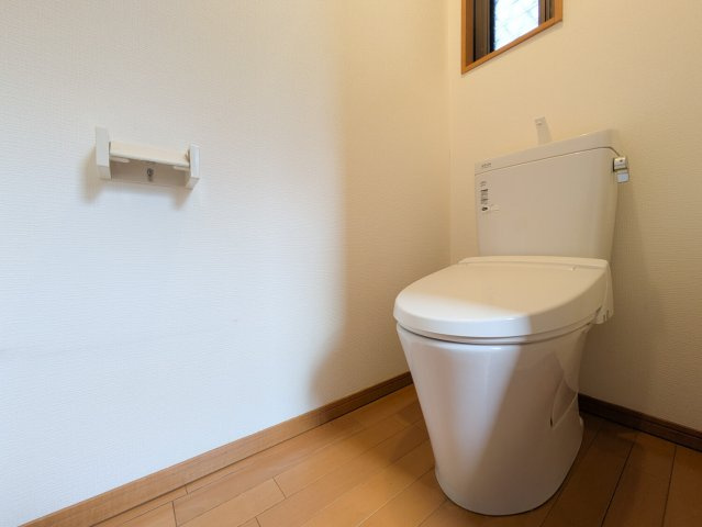 上鳴尾町20-11マンションのトイレ|窓付きで換気しやすいトイレ