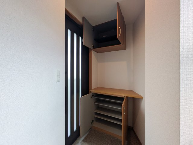 上鳴尾町20-11マンションの玄関|扉付きのシューズボックス。上部にも収納があります