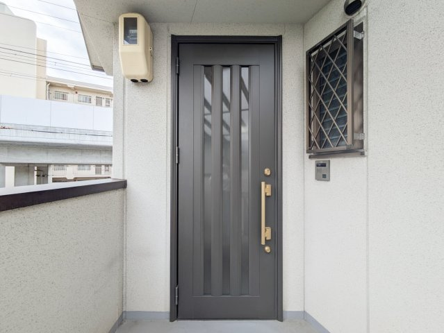 上鳴尾町20-11マンションの玄関|玄関ドア。モニター付きインターホンがあります