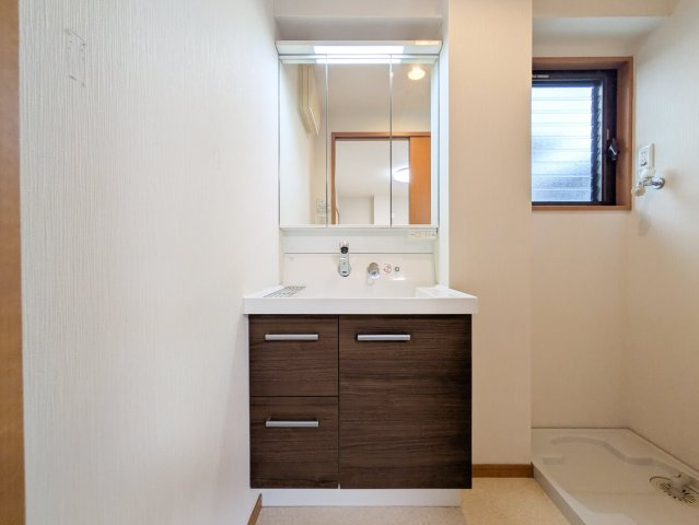 上鳴尾町20-11マンションの独立洗面台|三面鏡付きの独立洗面台