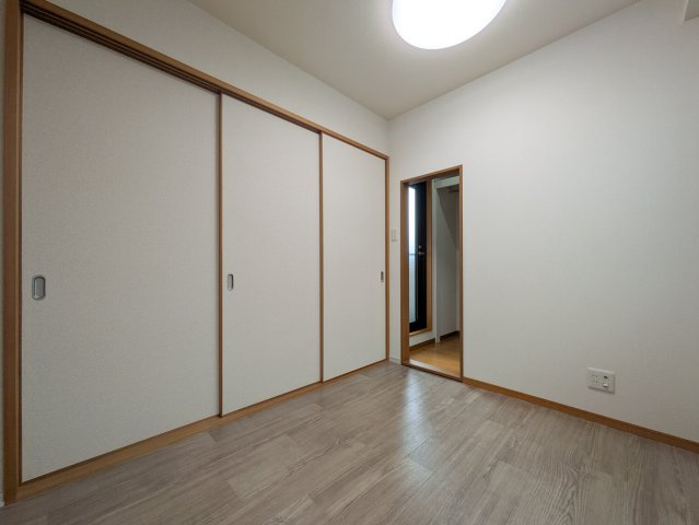 上鳴尾町20-11マンションの洋室|洋室別角度。引き戸とウォークインクローゼットがあります