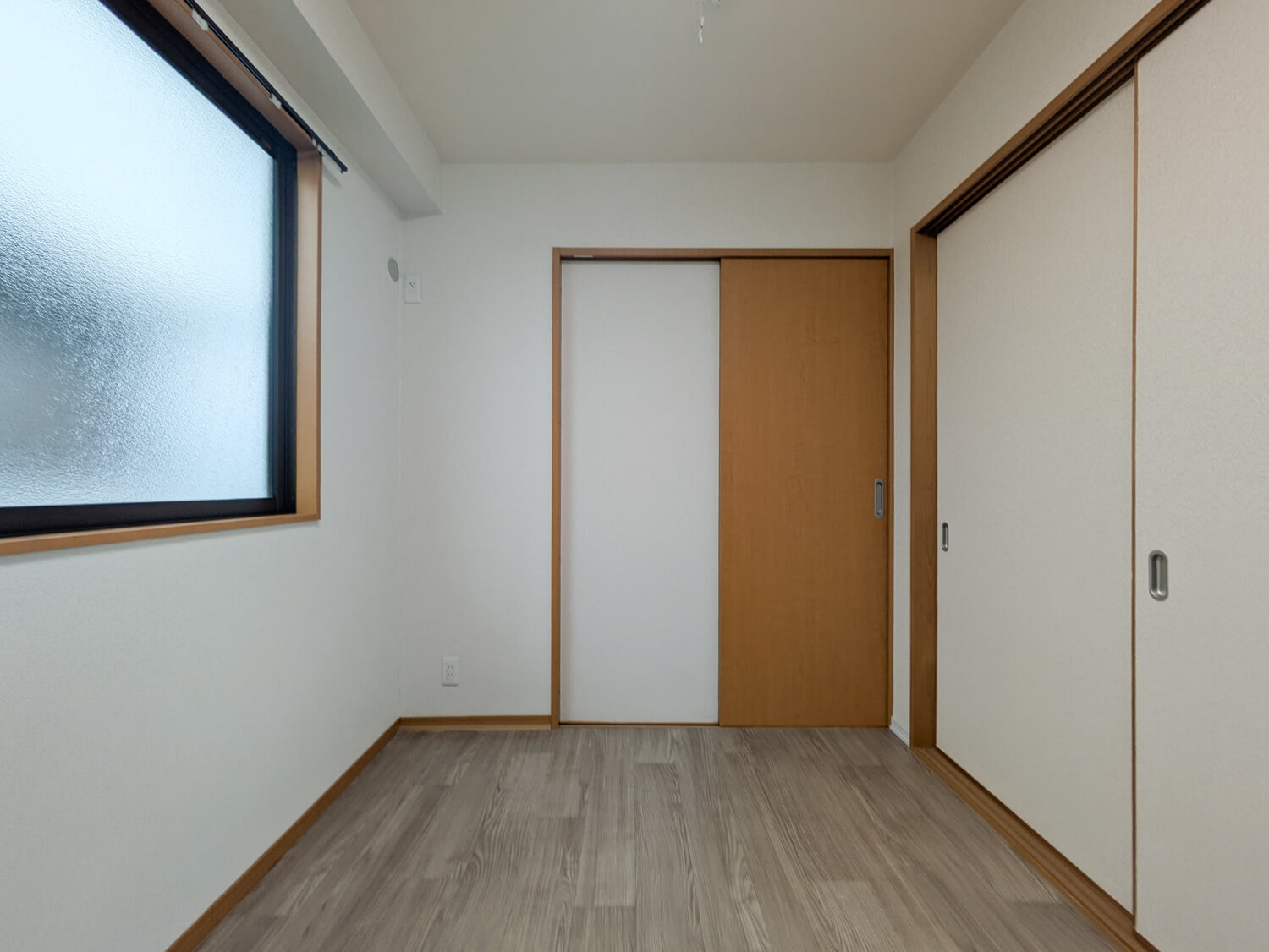 上鳴尾町20-11マンションの洋室|洋室別角度。窓があり明るいお部屋です