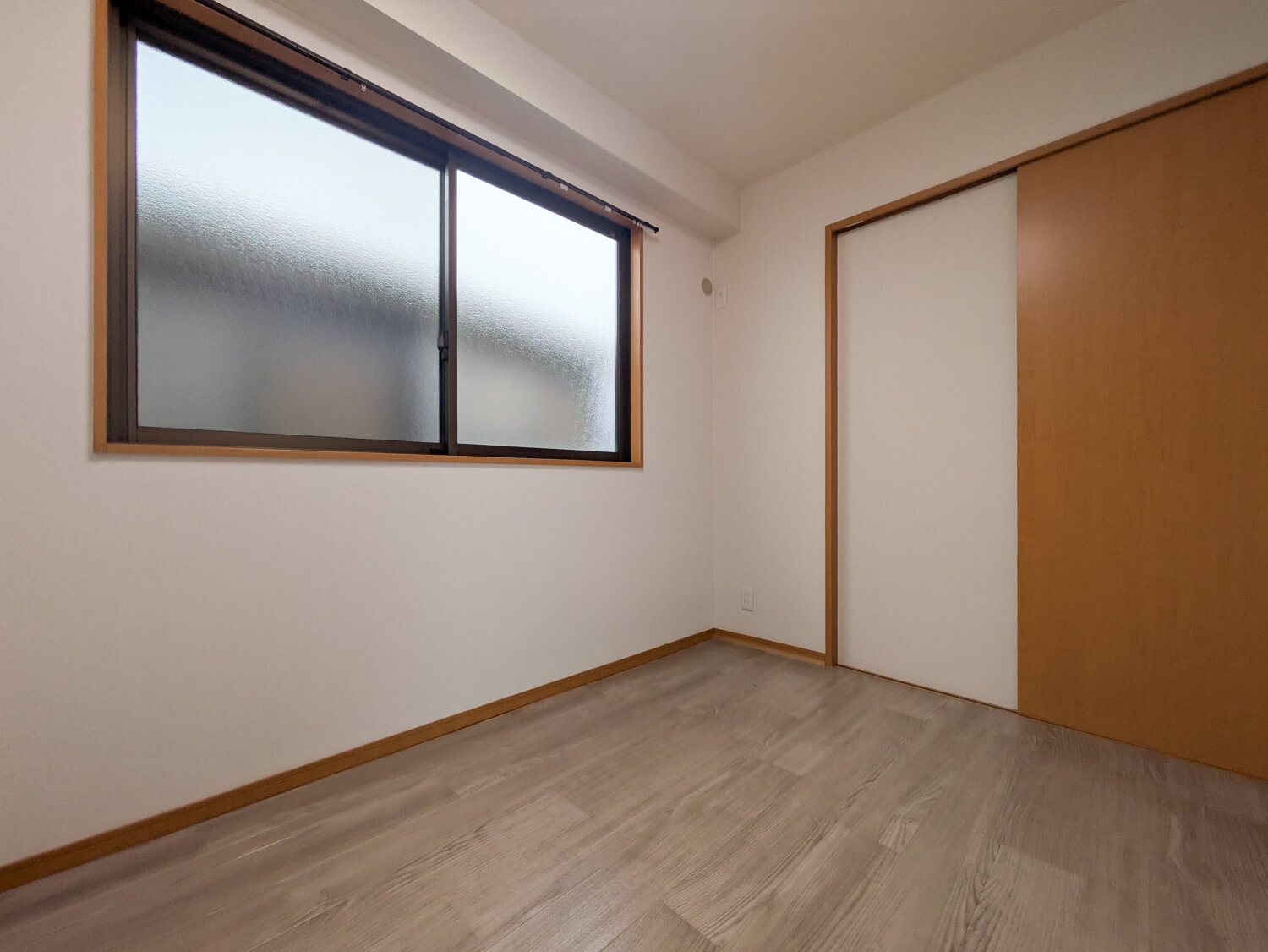 上鳴尾町20-11マンションの洋室|洋室の窓側。カーテンレール付きです