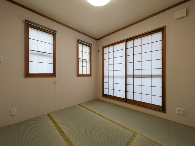 上鳴尾町20-11マンションの和室|和室別角度。二面に窓があります