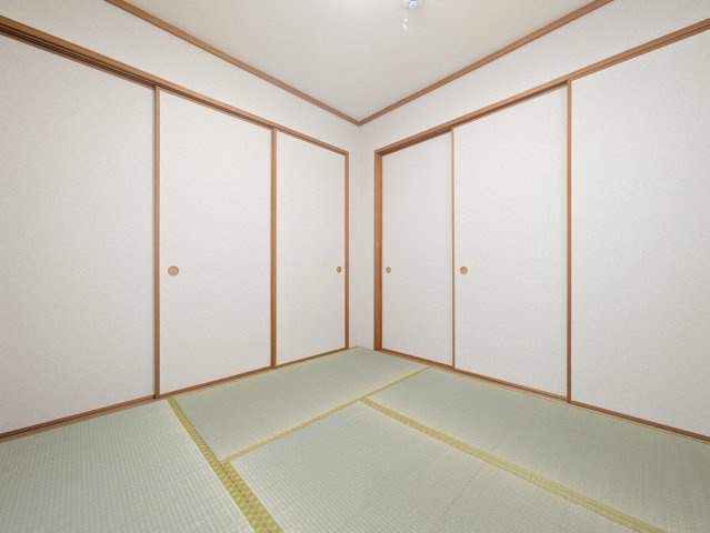上鳴尾町20-11マンションの和室|和室別角度。襖で仕切られた落ち着いた空間です