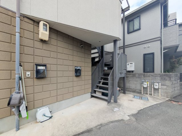上鳴尾町20-11マンションの外観|建物外観。2階へは外階段で上がります