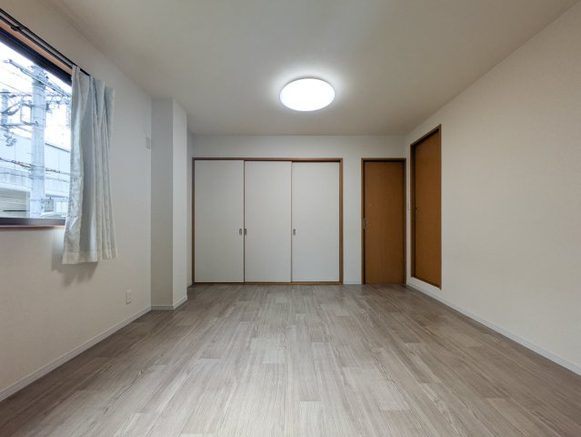 上鳴尾町20-11マンションの居間・リビング|広々としたLDK。引き戸を開けると和室とつながります