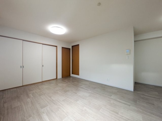 上鳴尾町20-11マンションの居間・リビング|LDK別角度。家具の配置がしやすい間取りです