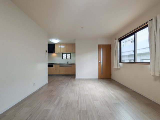 上鳴尾町20-11マンションの居間・リビング|キッチンとつながる明るいLDK