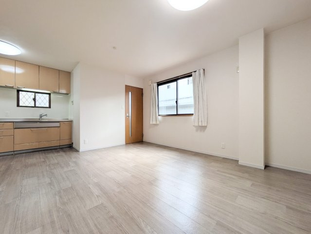 上鳴尾町20-11マンションの居間・リビング|窓から光が入るLDK。対面にキッチンがあります