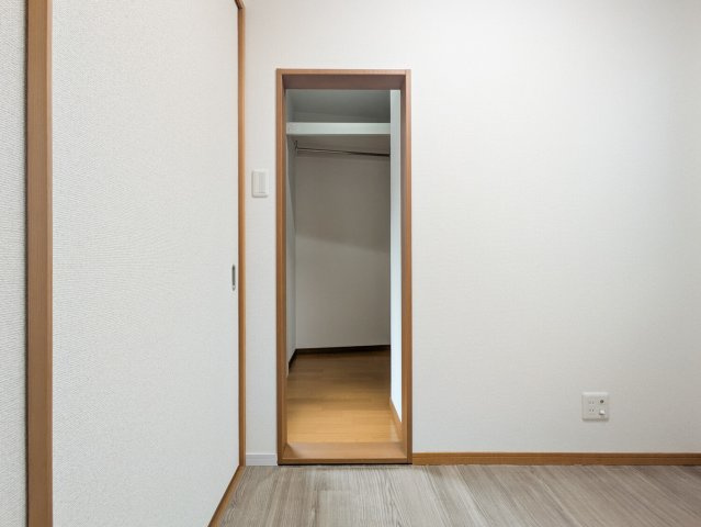 上鳴尾町20-11マンションの収納|洋室のウォークインクローゼット入口