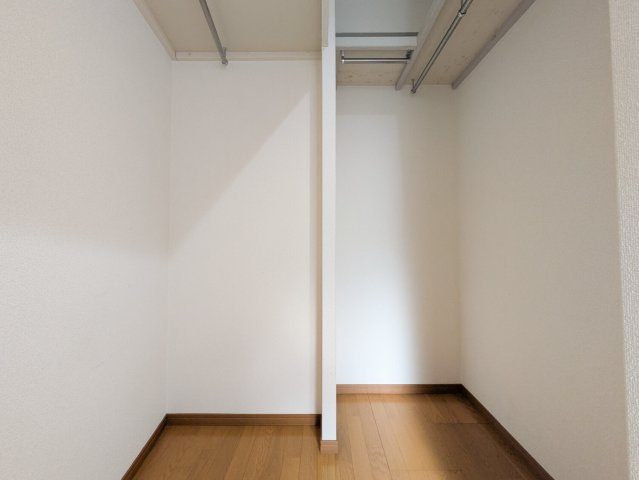 上鳴尾町20-11マンションの収納|ハンガーパイプと枕棚付きのウォークインクローゼット