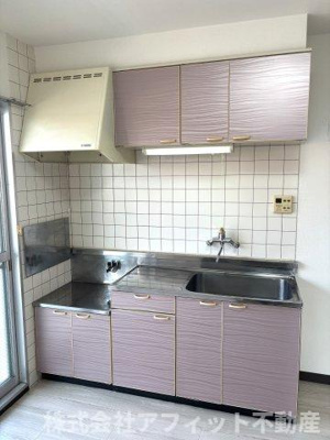 【キッチン】 | エバーグリーン手城 A棟 | 吊戸棚付き