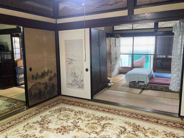 土蔵も車庫もある築１３５年の家の内装
