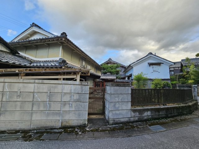 土蔵も車庫もある築１３５年の家の外観