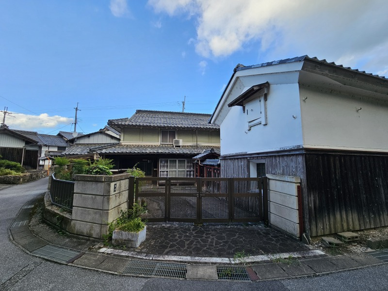 土蔵も車庫もある築１３５年の家