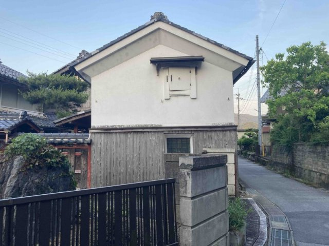 土蔵も車庫もある築１３５年の家の外観|土倉があります