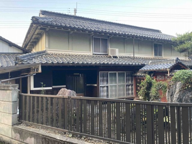 土蔵も車庫もある築１３５年の家の外観