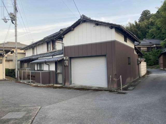 土蔵も車庫もある築１３５年の家の前面道路含む現地写真|こちらは車庫になります