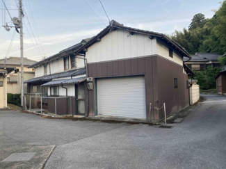 【前面道路含む現地写真】 | 土蔵も車庫もある築１３５年の家 | こちらは車庫になります