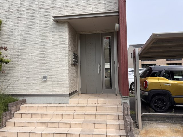 レセンテ紫峰ヶ丘のエントランス