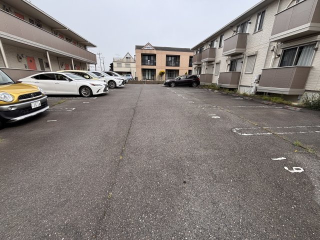 レセンテ紫峰ヶ丘の駐車場