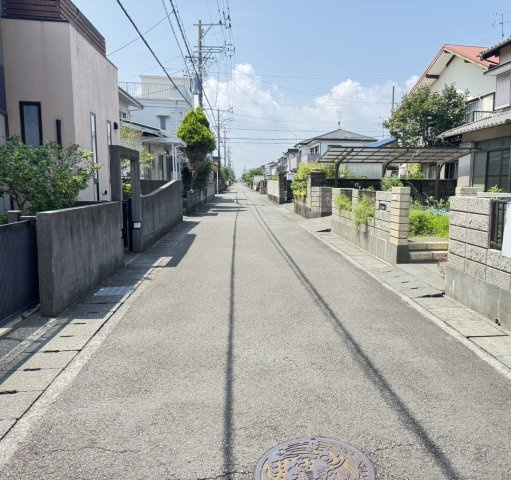 焼津市　すみれ台２丁目　中古住宅　　の前面道路含む現地写真