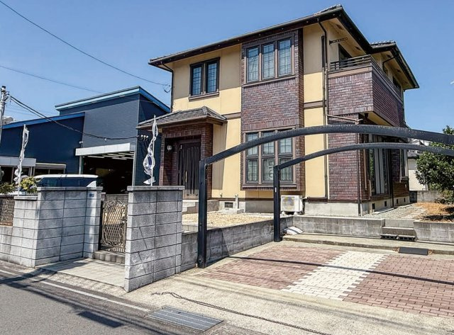 【外観】 | □■平塚市中里 中古戸建■□ | 敷地面積約63坪の整形地に建つ重厚感ある外観の4LDKの邸宅。お車2台駐車可能です！