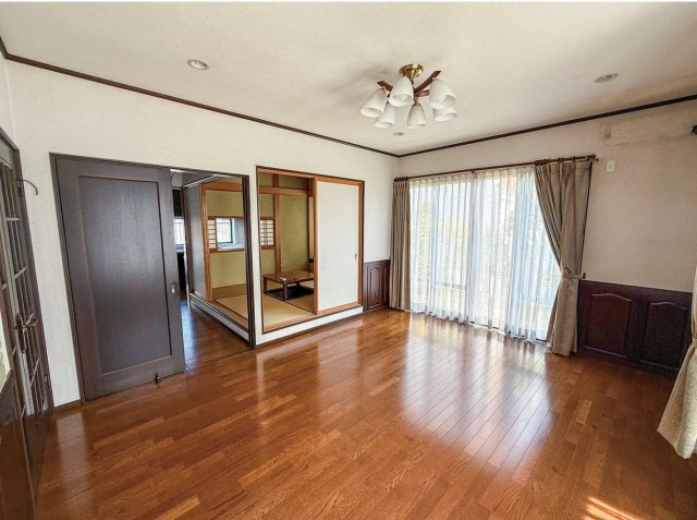 【居間・リビング】 | □■平塚市中里 中古戸建■□ | 約10帖のリビングは2面採光で明るい室内空間。リビング横の4.5帖の和室には堀コタツあり！